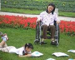 《9岁单亲女孩，独自开画室当老师，只为给瘫痪妈妈买轮椅#小小心愿》