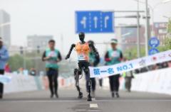 《机器人参加北京亦庄半程马拉松比赛》