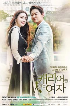 拖旅行箱的女人